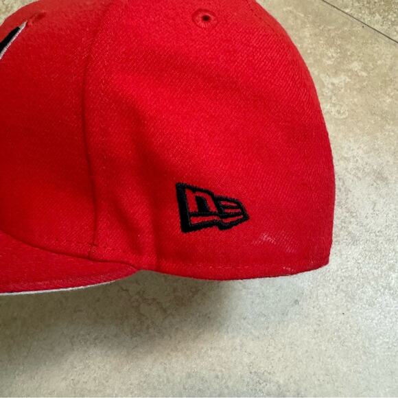 Tampa Bay Buccaneers Baseball Hat Fitted Mens Size 6 7/8 New Era Red Skull Gray - Picture 4 of 7